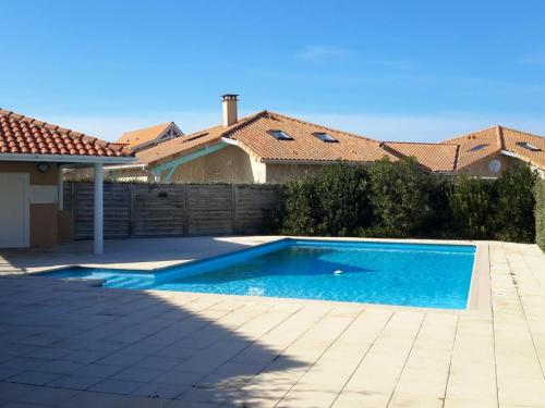 une piscine dans l'arrière-cour d'une maison dans l'établissement Maison T3 Biscarrosse Plage - Piscine - Terrasse - Près des Dunes - FR-1-319-173, à Biscarrosse-Plage