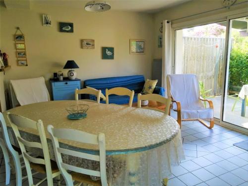 Photo de la galerie de l'établissement Maison mitoyenne près forêt, 2 chambres, terrasse, parking - FR-1-22-243, à La Tranche-sur-Mer