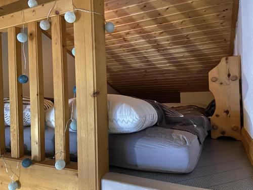 a room with two bunk beds in a cabin at Studio Le Biot, 1 pièce, 5 personnes - FR-1-573-55 in Le Biot