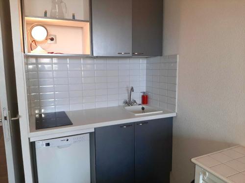 Il comprend une petite cuisine équipée d'un évier et d'un lave-vaisselle. dans l'établissement Appartement 4 couchages à Capbreton avec piscine, tennis et plage à pied - FR-1-239-867, à Capbreton