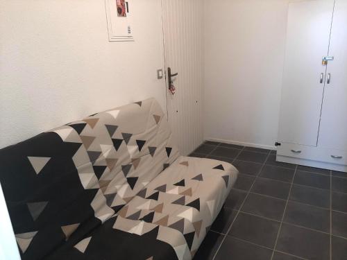 - une chambre avec un lit noir et blanc dans l'établissement Appartement 4 couchages à Capbreton avec piscine, tennis et plage à pied - FR-1-239-867, à Capbreton