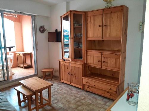 Televízia a/alebo spoločenská miestnosť v ubytovaní Appartement à Capbreton avec piscine et tennis - FR-1-239-883