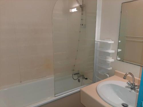 Kúpeľňa v ubytovaní Appartement à Capbreton avec piscine et tennis - FR-1-239-883