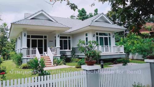 une petite maison blanche avec une clôture blanche dans l'établissement Resort house - 2 min walk to the beach, à Ban Krut