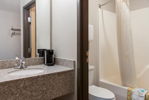 Ένα μπάνιο στο Rodeway Inn Branson, Brick House