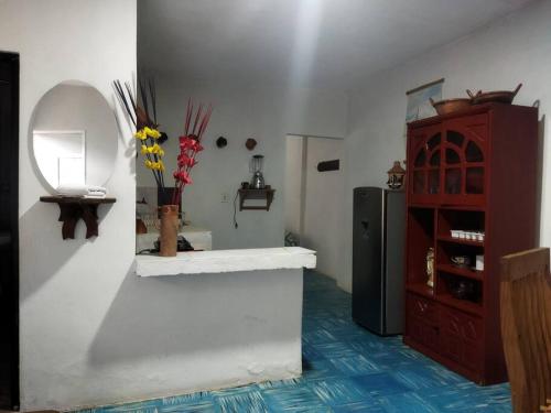 una camera con frigorifero e mensola con fiori di Casa Yemaya a Santa María Tonantzintla