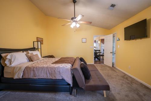 um quarto com uma cama e uma ventoinha de tecto em Mountain View GetAway em Stone Mountain