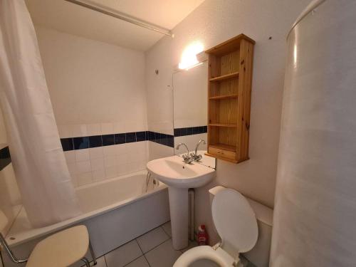 Kúpeľňa v ubytovaní Maison 2 pièces avec mezzanine, à 400m de la plage, parking, jardin privé, 6 couchages - Saint-Hilaire-de-Riez - FR-1-224C-218