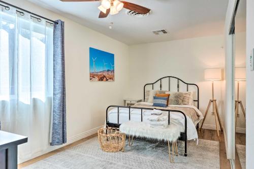 een slaapkamer met een bed en een plafondventilator bij Palm Springs Home with Private Patio Less Than 4 Mi to Dtwn! in Palm Springs