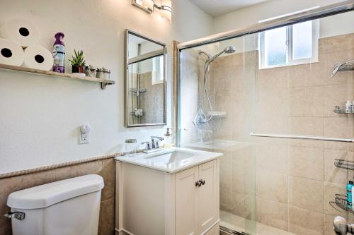 een badkamer met een toilet, een douche en een wastafel bij Palm Springs Home with Private Patio Less Than 4 Mi to Dtwn! in Palm Springs
