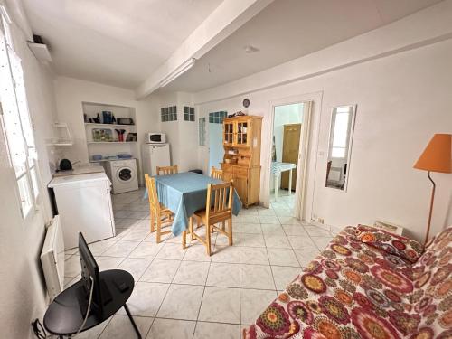 Gallery image of Maison charmante à Collioure, à 200m de la plage, avec jardin et proche des commerces! - FR-1-309-368 in Collioure