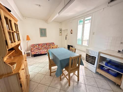 une cuisine et un salon avec une table et un canapé dans l'établissement Maison charmante à Collioure, à 200m de la plage, avec jardin et proche des commerces! - FR-1-309-368, à Collioure