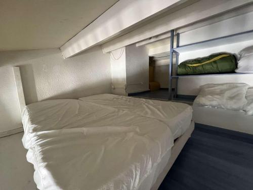 - une chambre avec 2 lits superposés dans l'établissement Studio Mezzanine avec Piscine, Clim, Parking et Lave-linge - Proche Plage - FR-1-702-50, au Cap d'Agde