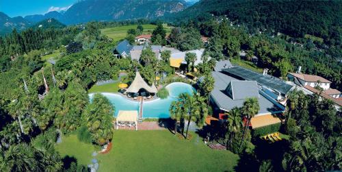 eine Luftansicht eines Hauses mit einem Resort in der Unterkunft Albergo Losone in Losone
