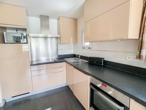 Photo de la galerie de l'établissement T3 rénové lumineux, ski aux pieds, balcon sud, proche commerces et pistes, 9 couchages, Tignes. - FR-1-502-477, à Tignes