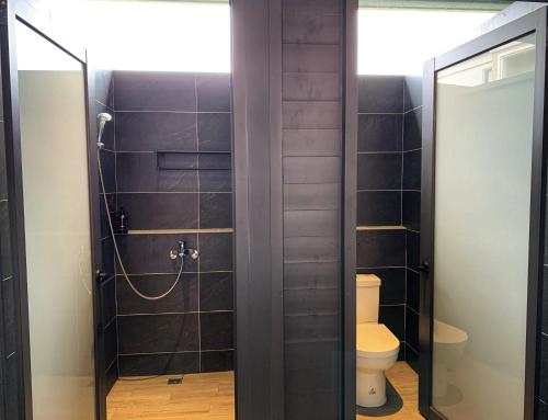 冬山鄉的住宿－富英農舍·莫蘭迪色系主題防空洞，带淋浴和卫生间的浴室