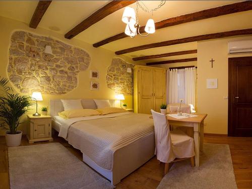 En eller flere senge i et værelse på Rooms Villa Duketis