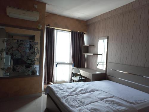 Pondoktjina 1にあるJ Roomのベッドルーム1室(ベッド1台、デスク、窓付)