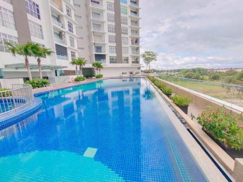 una piscina de agua azul en un edificio en D Putra Suites @ IOI Mall Kulai, en Kulai