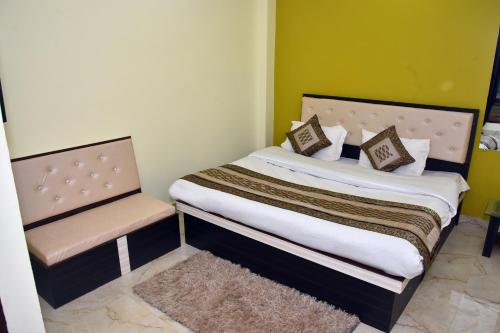 1 dormitorio pequeño con 1 cama y 2 sillas en Hotel Us Residency en Kakarmatha