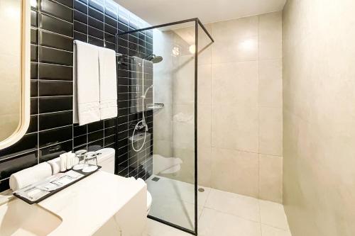 芝卡朗的住宿－ARTOTEL Casa Cikarang，一间带水槽和淋浴的浴室