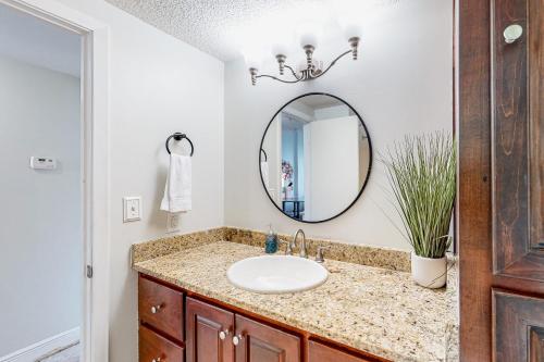 uma casa de banho com um lavatório e um espelho em Pirates Bay A309 em Fort Walton Beach