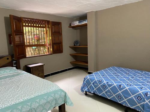 a bedroom with a bed and a window at River house in Jardin