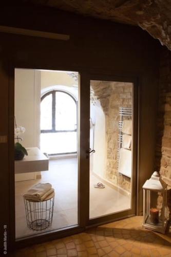 une porte s'ouvrant sur une pièce dans l'établissement Casa de la félicita, à Vézénobres