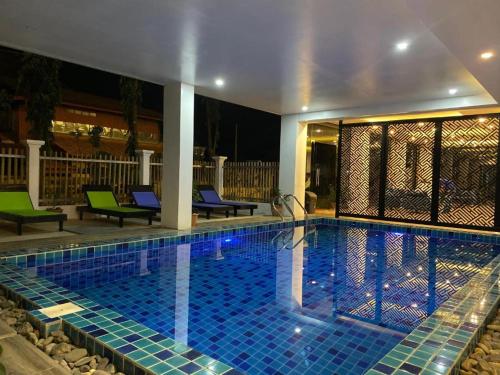 a swimming pool with blue tiles in a hotel at VANG VIENG TOPVIEW HOTEL in Vang Vieng