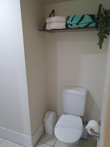 Bilik mandi di Jackies Studio Apartment