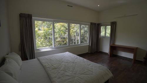 PīrmedにあるSTREAMVIEWS@panのベッドと2つの大きな窓がある寝室