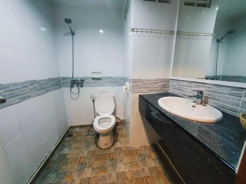 a bathroom with a toilet and a sink at PN Inn Hotel Pattaya in Pattaya South