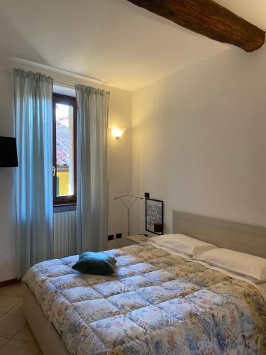 una camera con letto e finestra di SB Bellagio Apartment a Bellagio