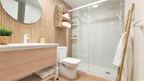 uma casa de banho com um chuveiro, um WC e um lavatório. em Apartamento Elena - coqueto, tranquilo y céntrico em Múrcia