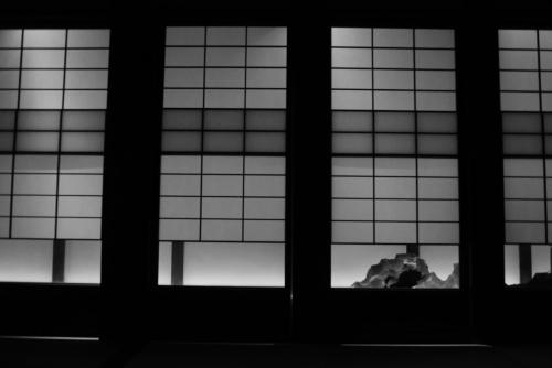 two windows with a view of a mountain through it at 屋子 Wuz Marutamachi in Kyoto