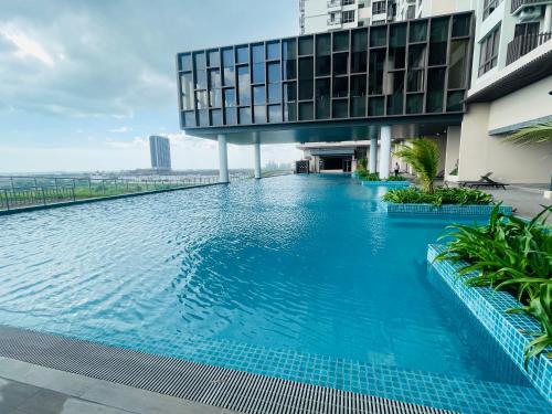 a swimming pool in the middle of a building at Melaka Town Homestay Bali Residences Apartment in Melaka