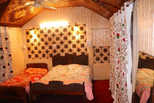 Gallery image of House Boat New Pala Palace in Srinagar