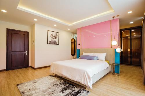 - une chambre avec un grand lit blanc dans l'établissement Hotel 365Luxhomeriverside Can Tho, à Ấp Yên Thượng