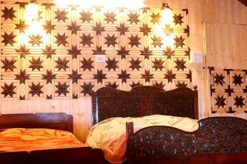 Gallery image of House Boat New Pala Palace in Srinagar