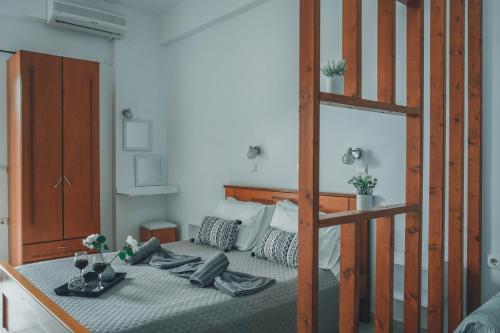 ein Schlafzimmer mit einem Etagenbett mit einer Leiter in der Unterkunft DANDOLOS STUDIOS in Parga