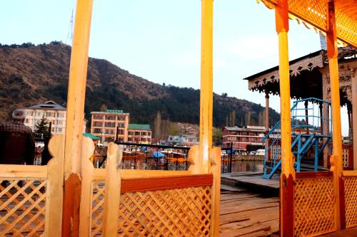 Gallery image of House Boat New Pala Palace in Srinagar