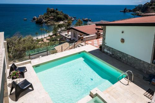 タオルミーナにある202 Luxury pool Isola Bellaの海の景色を望むスイミングプール