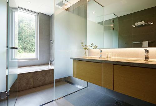 Ένα μπάνιο στο The Suites Hotel Namwon