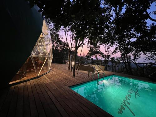 羅納瓦拉的住宿－馬辰度假酒店，木甲板上设有游泳池的房子