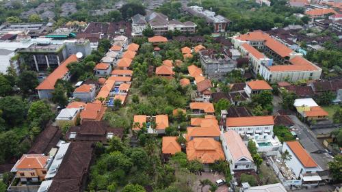 Vista generica su Legian o vista sulla città dall'interno dell'affittacamere