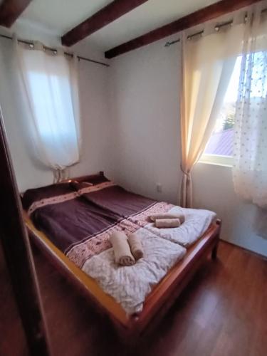 Un pat sau paturi într-o cameră la Restuarant-Apartments T'ga za jug Lazaropole