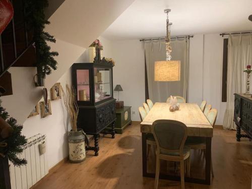 un comedor con mesa y sillas y un árbol de Navidad en Casa Sesué ideal para familias, en Sesué