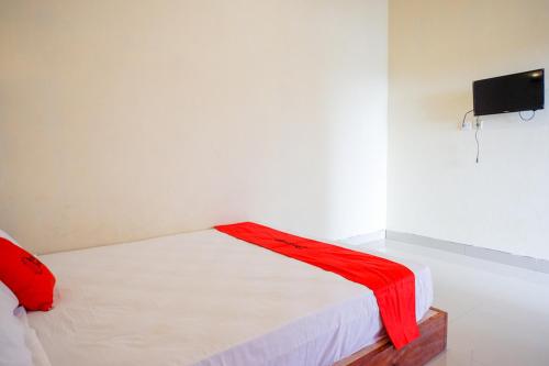Katil atau katil-katil dalam bilik di RedDoorz near Candi Cetho Karanganyar