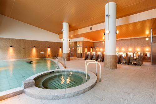 a pool in a hotel lobby with a hot tub at ホテル京都エミナースManyonoyuHotelKyotoEminence in Kyoto