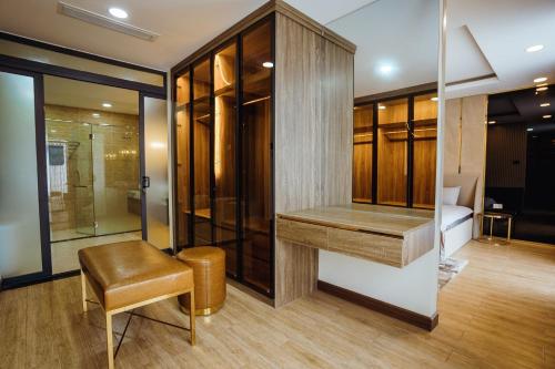 - un dressing avec un banc et une chaise dans l'établissement Hotel 365Luxhomeriverside Can Tho, à Ấp Yên Thượng